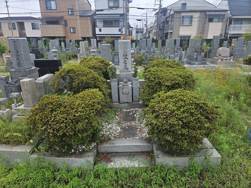 墓じまい工事着工前の墓所区画（尼崎市弥生ケ丘墓園）