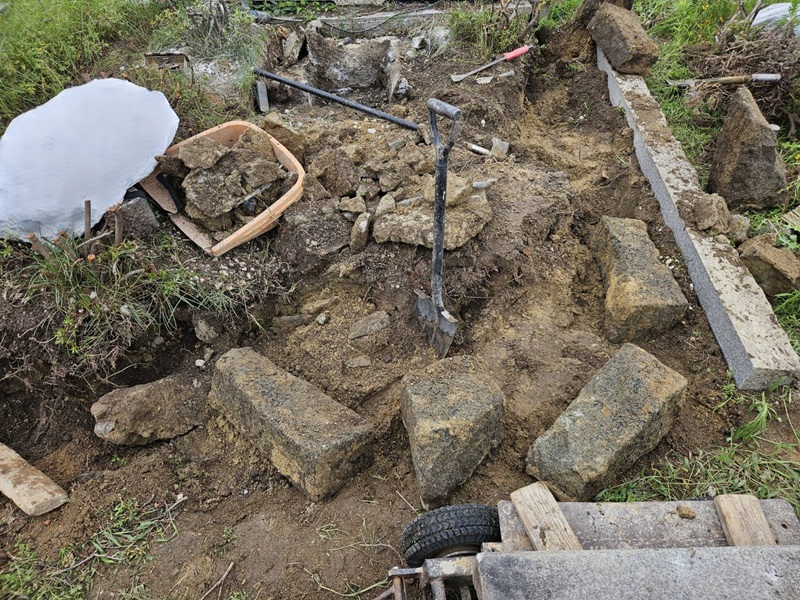 地中に埋設されたコンクリート基礎の解体撤去とガラ搬出作業