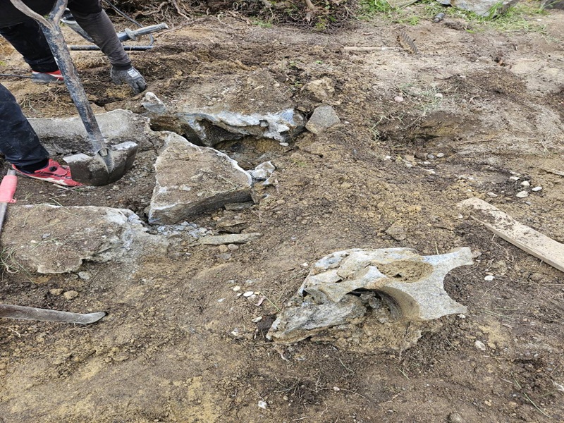地中に埋設されたコンクリート基礎の解体撤去とガラ搬出作業2
