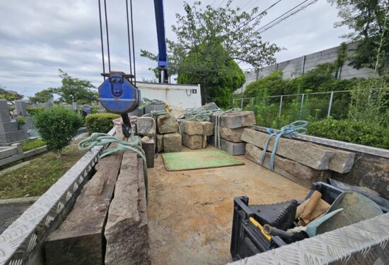 合同会社みかげによる墓石解体工事風景・撤去石材のトラック積み込み作業