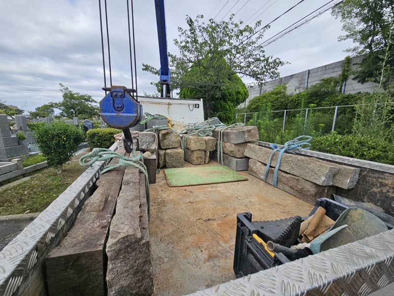 墓石本体と巻き石（外柵）の解体およびクレーンによる石材搬出作業