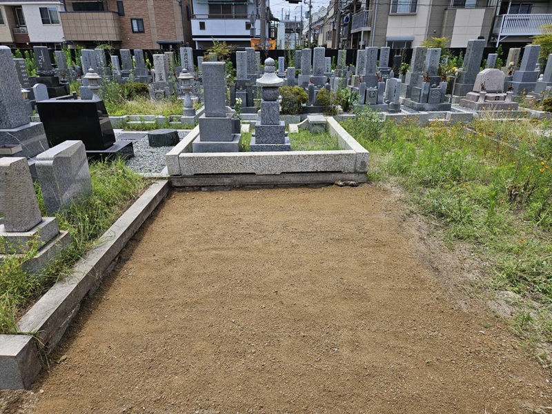 墓石・基礎撤去後に真砂土を敷き詰め更地返還完了した墓所区画（尼崎市弥生ケ丘墓園）