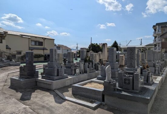 伊丹市大鹿霊園のお墓じまい・更地返還工事なら｜完全自社施工のハナミズキ