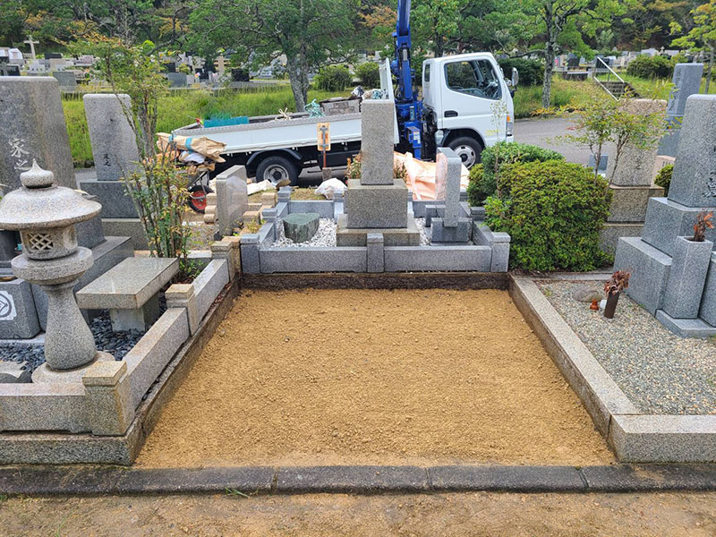 墓石と外柵を撤去して土を入れ整地した墓所