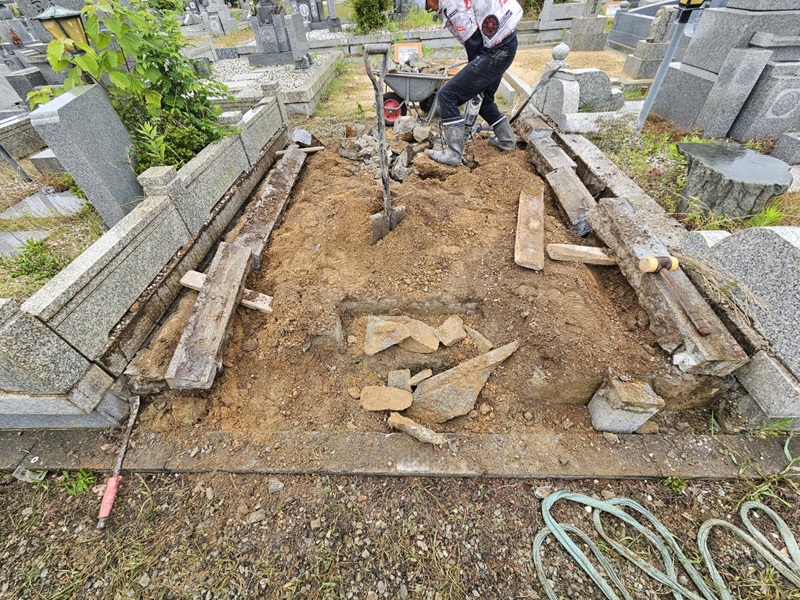 墓石撤去後に地中の基礎や石材を取り除く作業