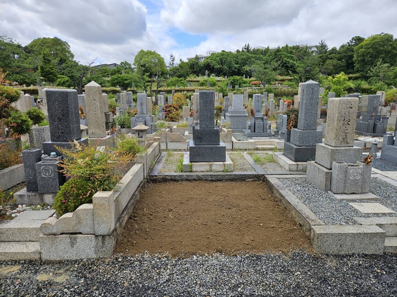 墓石と巻石を撤去し真砂土で整地した大阪市設服部霊園の墓所