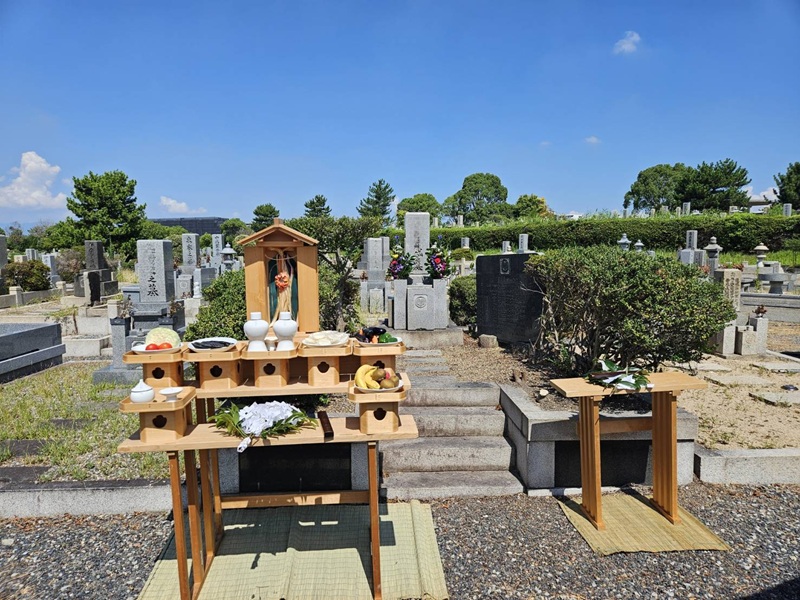 帰国されたお客様の御霊抜きの儀に向けて植木を剪定し祭壇を設置した墓所