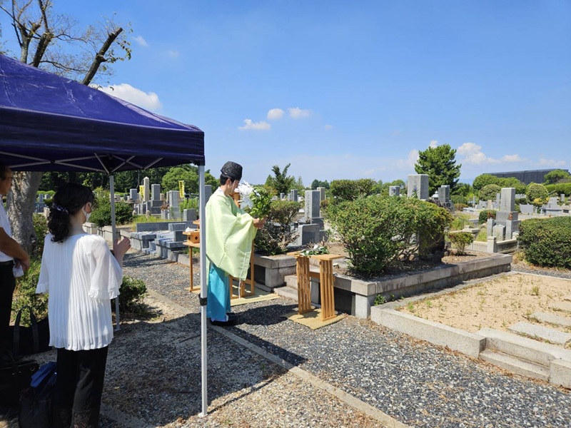 大阪市設服部霊園で服部天神宮の神主様が執り行う御霊抜きの儀