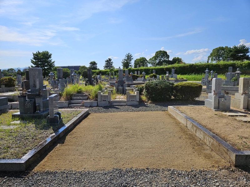 墓石と植木を撤去し真砂土で整地して隣接区画の清掃まで完了した墓所