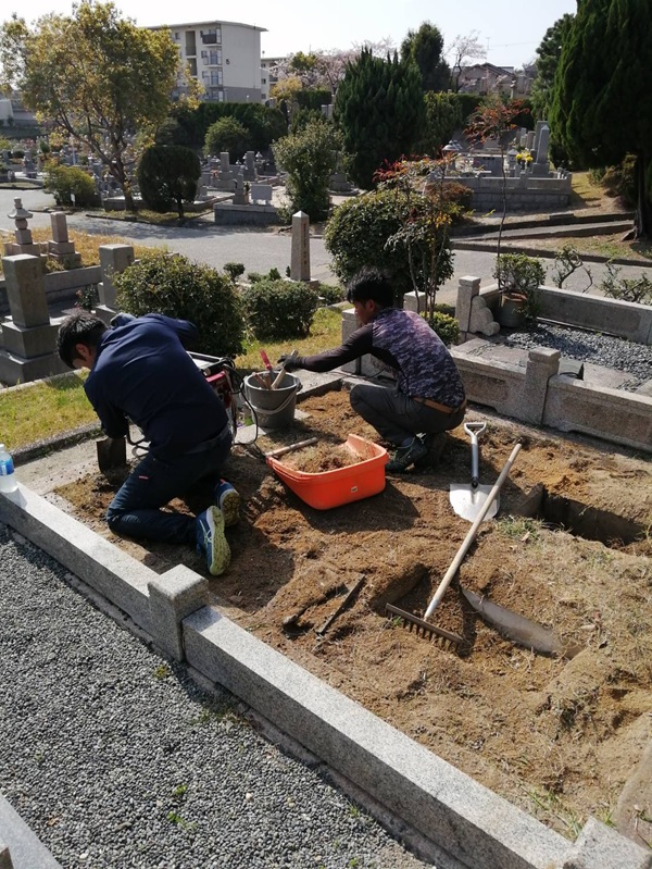 墓じまい工事で墓所内の土を掘削するハナミズキの自社スタッフ