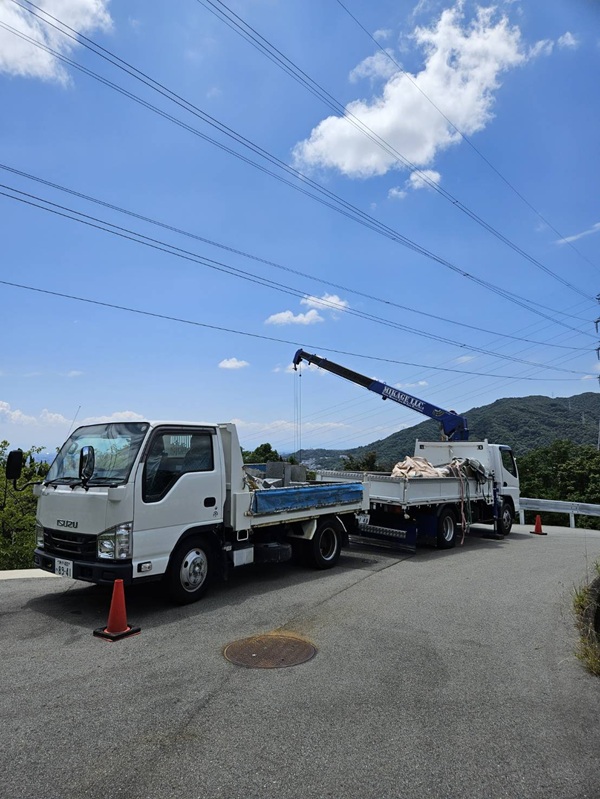 墓じまい工事で使用するクレーン車とダンプトラック